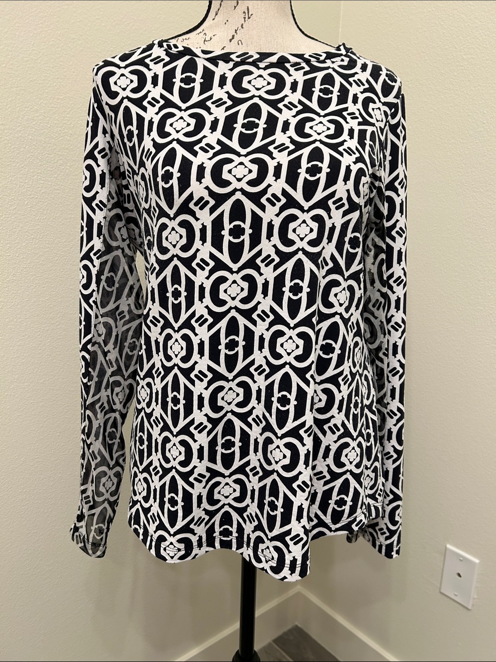 IBKUL Black & White Geometric Long-Sleeve Tee
